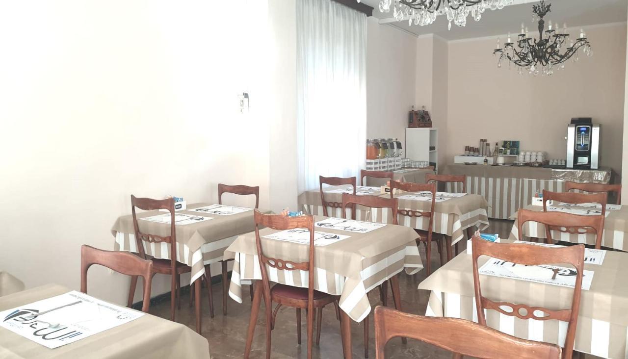 Hotel Tourist Meuble Rimini Eksteriør bilde